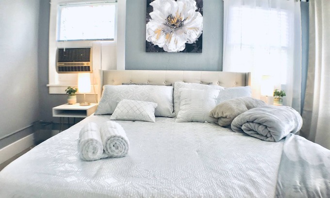 Oleander - Sunset Apartment | CAL King Bed/Sleeps 4/Furnished Private APT/In-Unit Washer Dryer/Smart 55" HDTV
