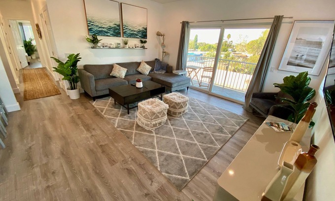 Lincoln Acres House | *Cali King Bed * Bright Natural Light * Tall Ceilings * Full Kitchen * Balcony