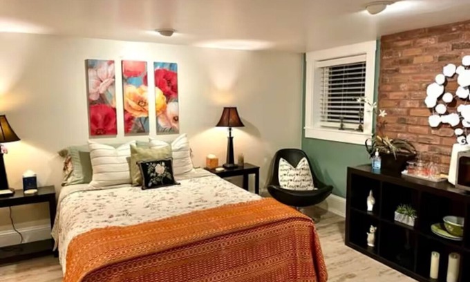 Hollywood District Apartment | Calm and Private Room in NE Portland