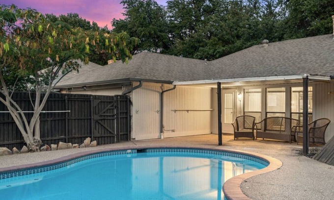 North Central Carrollton House | Calm, and Spacious house|Pool, Close to KoreanTown