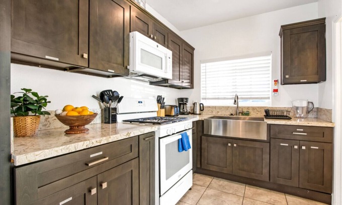 Valinda House | Calm Oasis BBQ 2-Bedroom Sanctuary with Backyard and High-Speed Internet