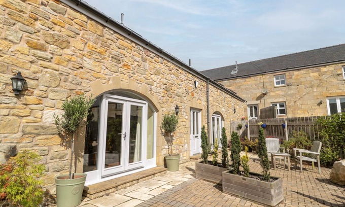 Berwick-upon-Tweed Cottage | CALM SKIES, pet friendly, with a garden in Berwick-Upon-Tweed