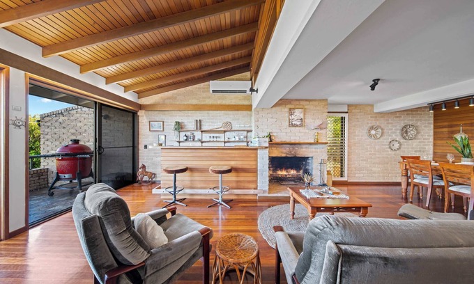 Moreton Bay Region House | Caloundra Retro Beach House in Front of Ocean