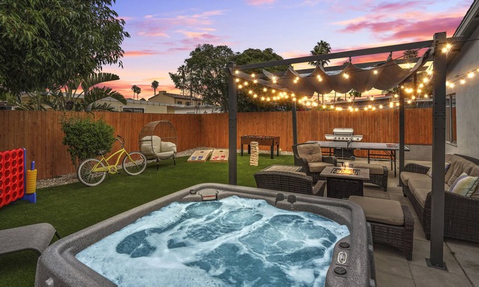 Pierpont Bay Apartment | Calypso Breeze, Hot Tub, Fire Pit, Games, 2 King Bed, 1 Minute Walk to the Beach