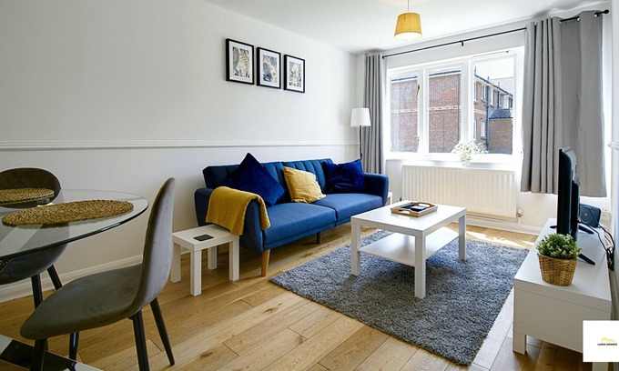 Camberley House | Camberley Comfy 3 Bedroom - Next to Hospital W/parking