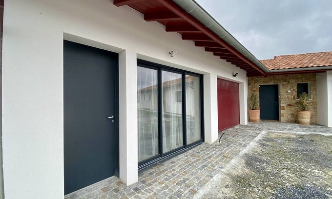 Cambo-les-Bains Apartment | Cambo-les-Bains: Cozy T1 Bis with Garden and WiFi