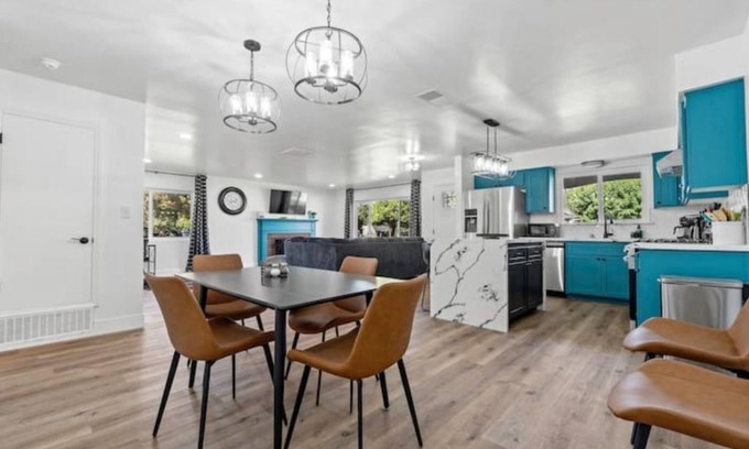 Visalia House | Cambridge Corner - Gateway to Sequoia Ntl Park Corner