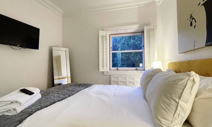 Camden Town with Primrose Hill Apartment | Camden Hub in Central London