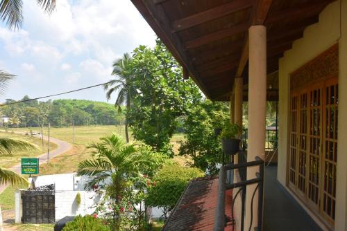 Kalagedihena House | Camellia Green