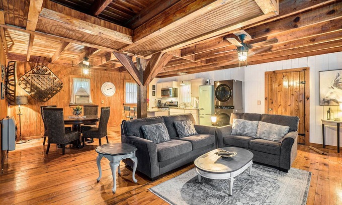 Ellijay Cottage | Cameo Cottage- Storybook 2 Bedroom/2 Bath Mountain Getaway