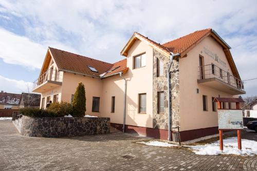 Catalina Apartment | Camere de închiriat Hătuica