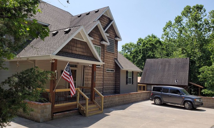 Lost Bridge Village House | Camp Roberts-Lakefront-8 Bedrooms-Sleeps 19-Big; Lake View-Community Pool!