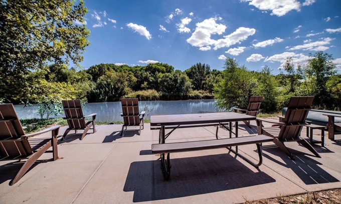 Camp Verde House | Camp Verde River Retreat on River,2 blocks to Downtown AC,WIFI, Kayaks, Fishing