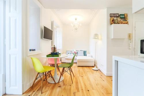 Santa Isabel Apartment | Campo de Ourique Modern Bright Apt with Office