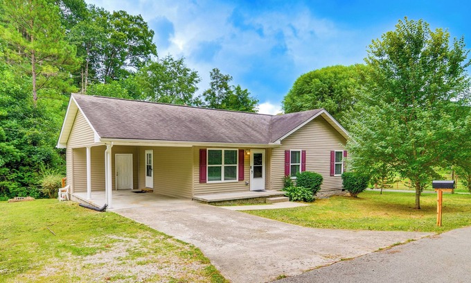 Campton Cottage | Campton Cottage w/Hot Tub, Near Hiking + Climbing