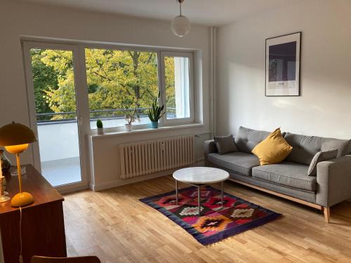 Neukoelln House | Canal-Front at Maybachufer - 1 Private Room in 80 sqm Two-Bedroom flatshare Apartment