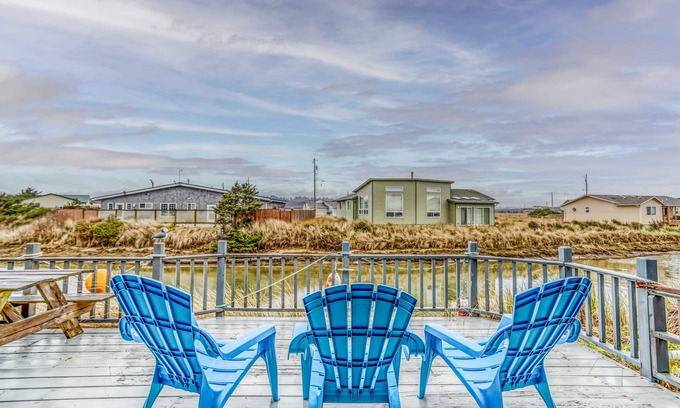 Bayshore House | Canal Front-Sweet Nautical Décor Near Beach-Bayshore Amenities!