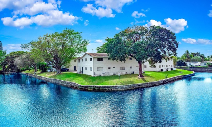 Survey Creek Apartment | Canal View Ground Floor Retreat – Palm Wave Stays
