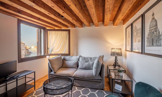Cannaregio Apartment | CANAL VIEW- SPIRES BRIDGE