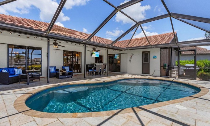 Pelican House | Canal Views, Heated Pool, Sleeps 8! - Magenta Sky and Key Lime Pie