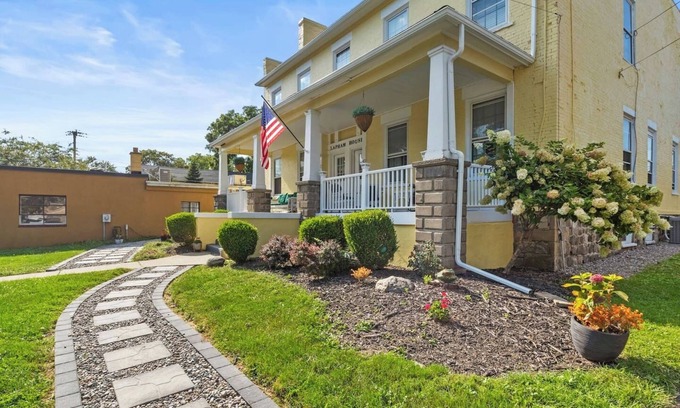 Canandaigua House | Canandaigua Efficiency Apt | FLX Wineries