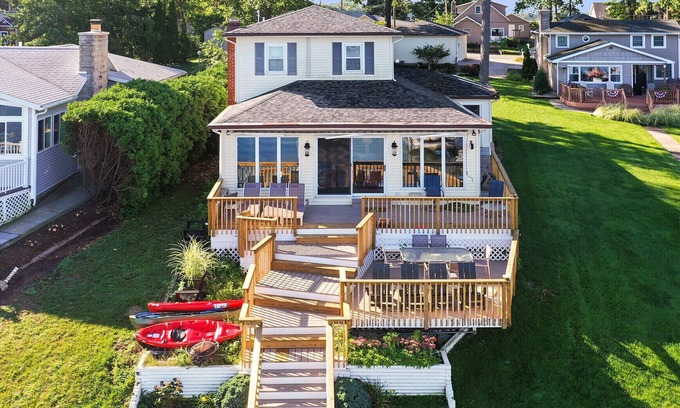 Edwardsburg House | Canary Cove: Cute Lake Home, Pontoon INCLUDED, near Notre Dame