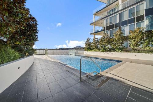 Kingston Apartment | Canberra Lakefront 2-Bed with Pool, Gym & Parking