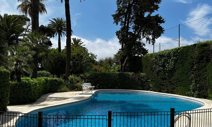 Cannes Apartment | Cannes, apparently T3 garden level 30m from the beach, in landscaped park