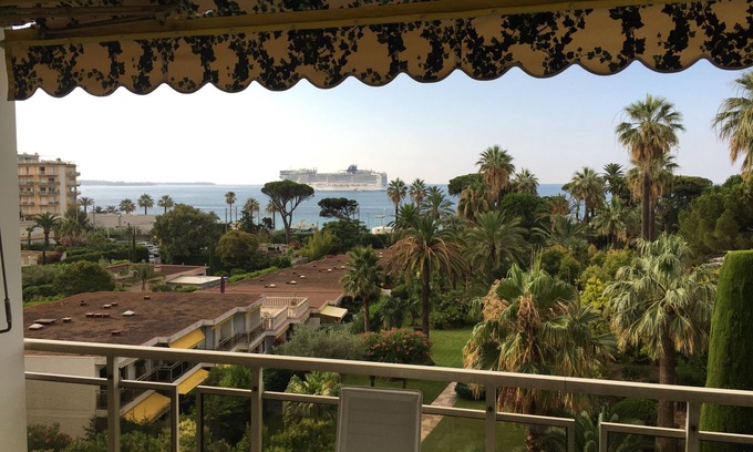 Cannes Apartment | CANNES, F2 Furnished direct beach, at the foot of Suquet, 800 m Palais Festival