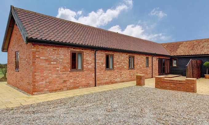 Saxmundham House | Canola Lodge - Two Bedroom House, Sleeps 4
