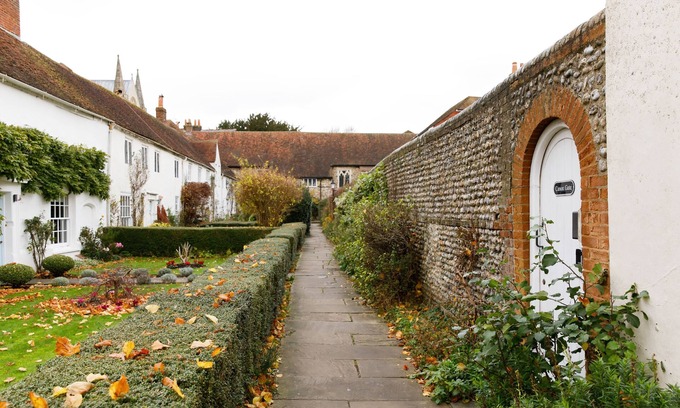 Chichester Apartment | Canon Gate , Chichester Cathedral - sleeps 4 guests in 2 bedrooms