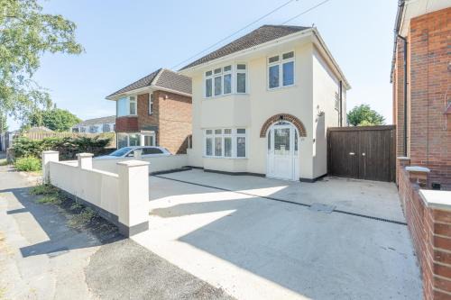 Netley House | Canterbury Family Home - 4BR 2Bath with Free Parking and Massive Garden up to 8PPL