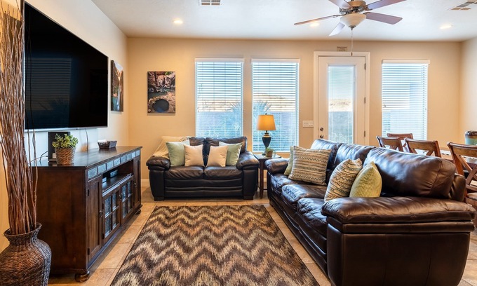 Washington House | Canyon Oasis - 4 bed home in Coral Ridge!