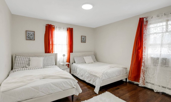 Weequahic Cottage | Capacity for 20 people near the airport