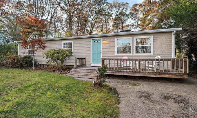 Mashpee House | Cape Cod - John's Pond Mashpee - Private Assoc. Beach and two Kayaks