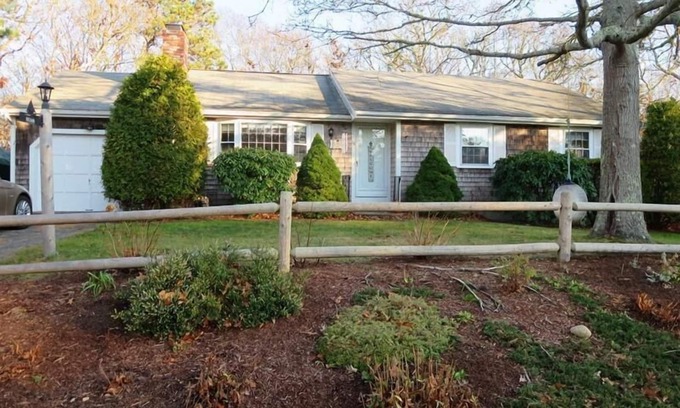 Harwich Center House | Cape Cod style ranch close to Harwich Center; drive to beach.