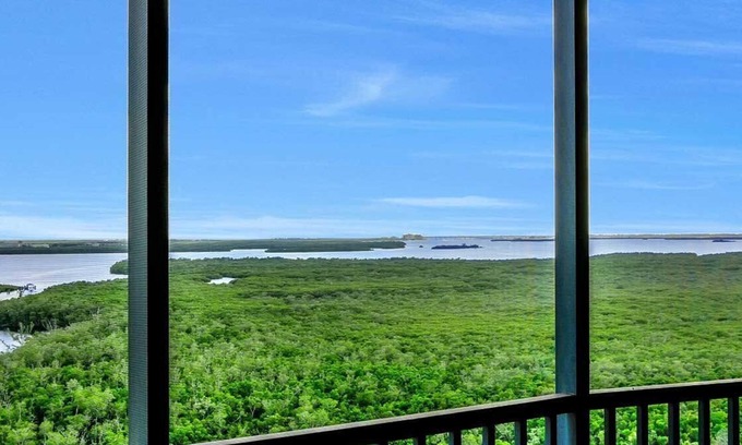 Cape Harbour Condo | Cape Coral, Cape Harbour Condo w/beautiful views & 2 screened lanais, new reno.