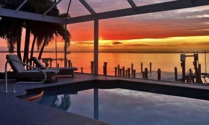 Caloosahatchee House | Cape Coral Luxurious Waterfront 4 Bedroom 3 Bath House- on Caloosahatchee River