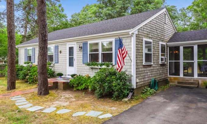 South Harwich House | Cape Cottage - 10 minute walk to Red River Beach