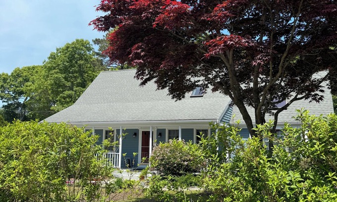 Mashpee House | Cape house in charming Mashpee walking distance to John’s Pond.