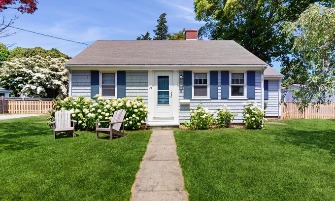 Falmouth House | Cape house w/AC, walk to Park, ferries, dining & shops; close to rail trail