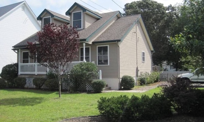 Del Haven House | Cape May-1 block to Delaware Bay beach, sleeps 10 and pet friendly