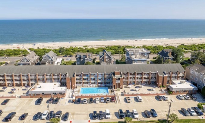 Cape May Condo | Cape Roc Condo with Ocean Views and Heated Pool 1/2 Block to the Beach