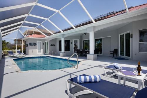 Caloosahatchee House | Cape Serenity- Luxury Waterfront Villa with Kayaks