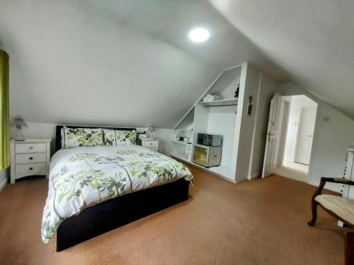 Bray on Thames House | Capella - Peaceful, comfortable, rooms - Private Shower - Free Parking - corporate, professional, contractor, trades, crew, holiday, Village Stay