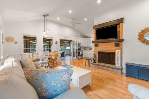 Mashpee House | Cappawack Cottage - Charming 3 BDR with Fire Pit
