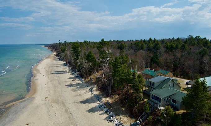 Newberry House | Captain's Hideaway Lake Superior/Lake Front Home Deer Park
