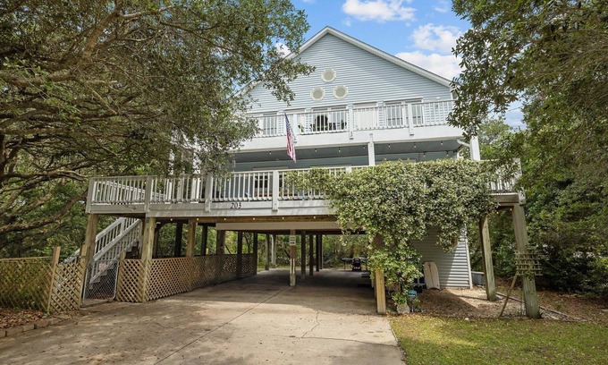 Atlantic Beach Apartment | Captain’s Quarters - Private Beach Access!