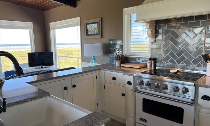 Moclips House | Captain`s Quarters - Beautifully Updated Beach Front Home