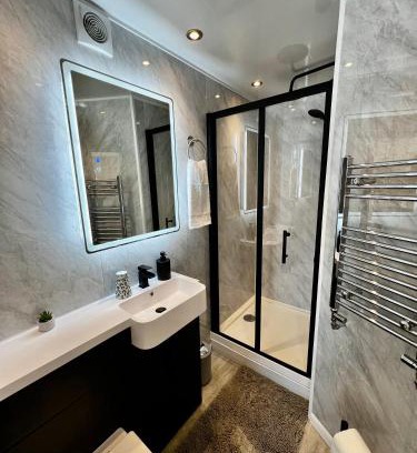 Saltburn-by-the-Sea Bed & Breakfast | Captain's Rest - Kingsize - Kettle - Toaster - Fridge - Sea Front